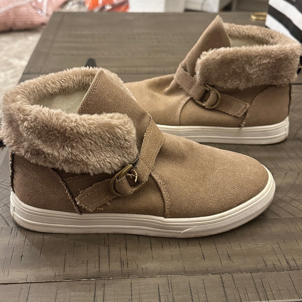 Fur lined booties winter shoes sneakers flat size 9